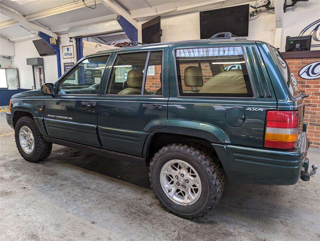 <p>1997 JEEP GRAND CHEROKEE LTD AUTO</p>