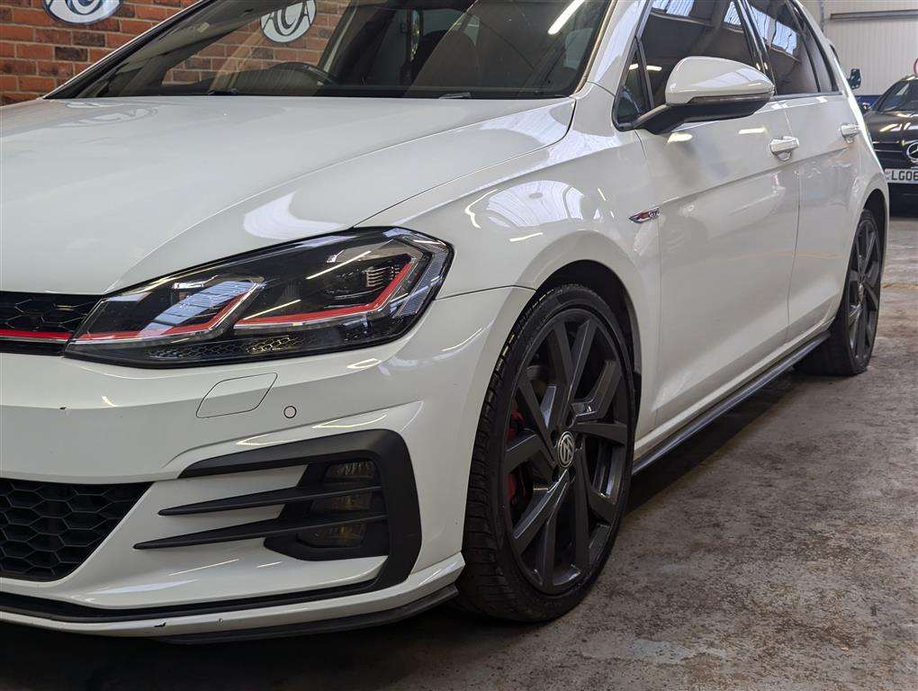 <p>2017 VOLKSWAGEN GOLF GTI TSI</p>