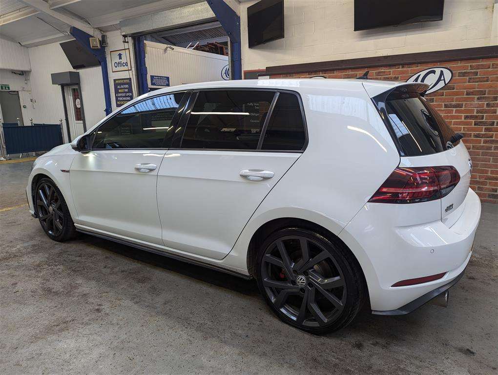 <p>2017 VOLKSWAGEN GOLF GTI TSI</p>