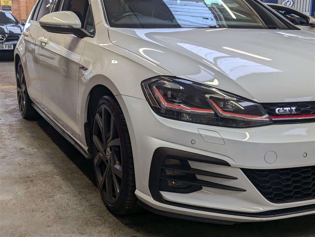 <p>2017 VOLKSWAGEN GOLF GTI TSI</p>