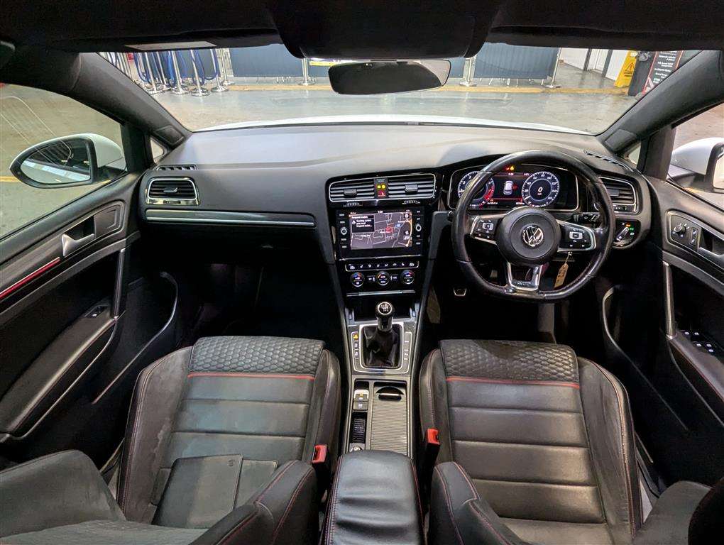 <p>2017 VOLKSWAGEN GOLF GTI TSI</p>