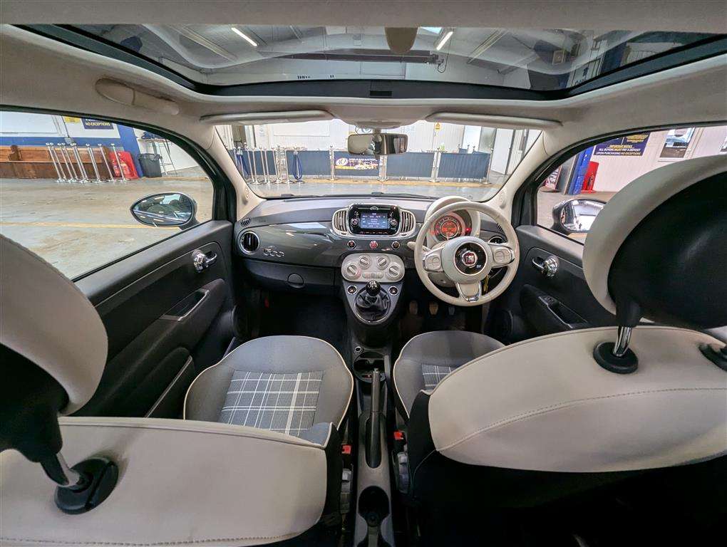 <p>2016 FIAT 500 LOUNGE</p>