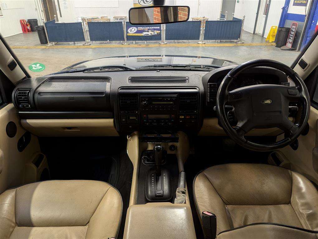 <p>2004 LAND ROVER DISCOVERY LANDMARK TD5 AUTO</p>