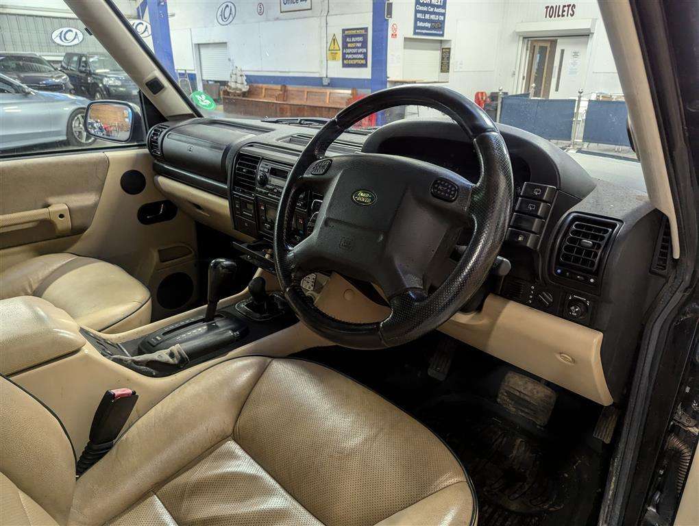 <p>2004 LAND ROVER DISCOVERY LANDMARK TD5 AUTO</p>