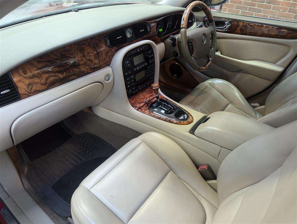 <p>2003 JAGUAR XJ8 V8 SE AUTO</p>