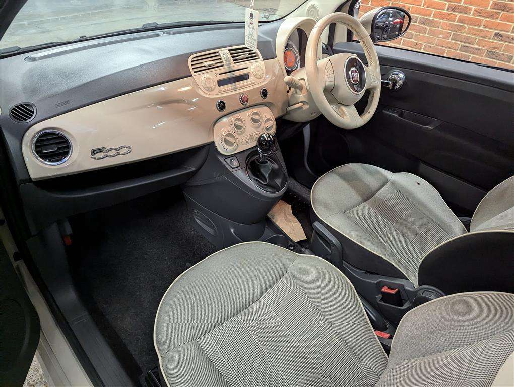 <p>2015 FIAT 500 LOUNGE</p>