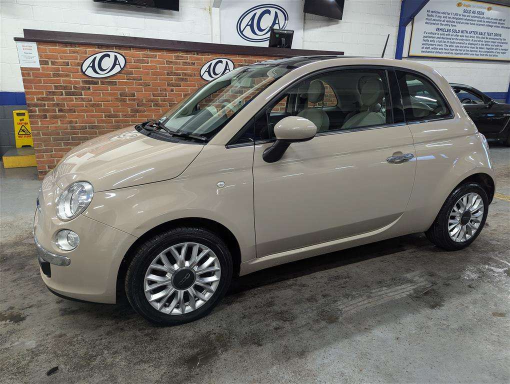 <p>2015 FIAT 500 LOUNGE</p>