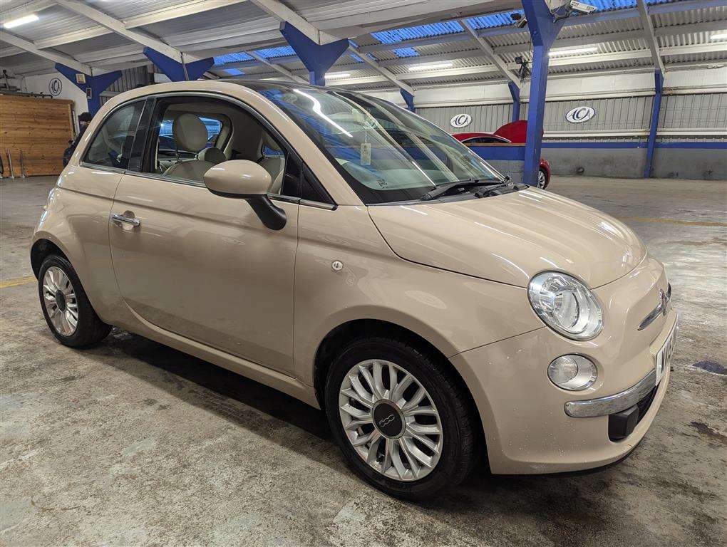 <p>2015 FIAT 500 LOUNGE</p>