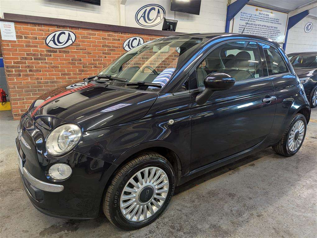 <p>2011 FIAT 500 LOUNGE</p>