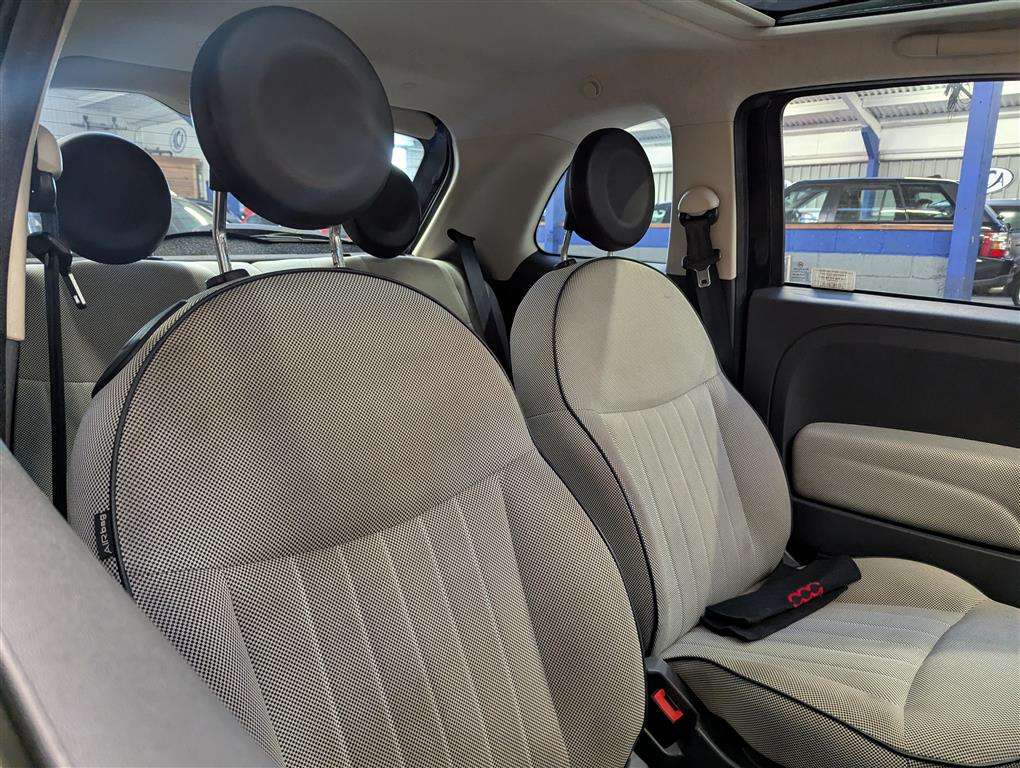 <p>2011 FIAT 500 LOUNGE</p>