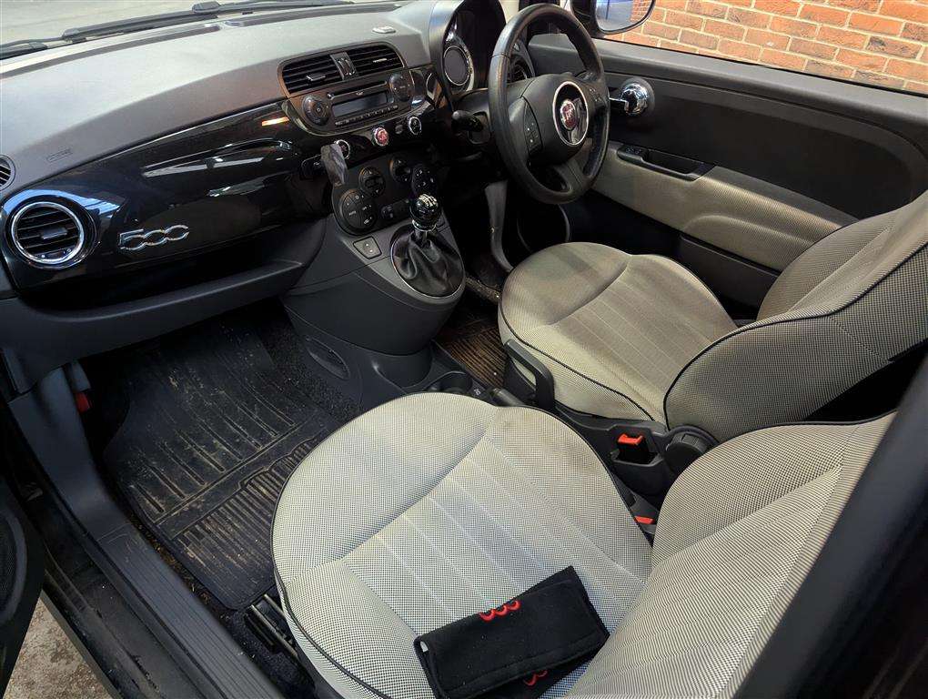 <p>2011 FIAT 500 LOUNGE</p>