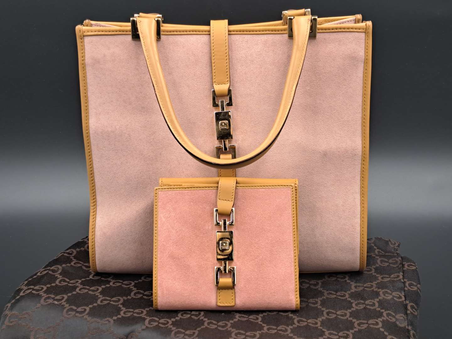 <p>Vintage Gucci handbag & purse Kelly Style</p>