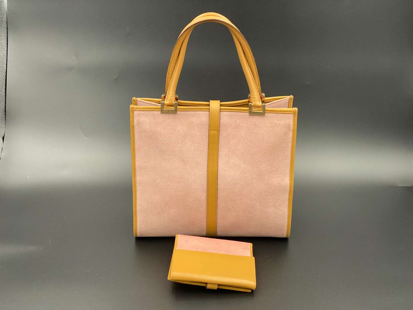 <p>Vintage Gucci handbag & purse Kelly Style</p>