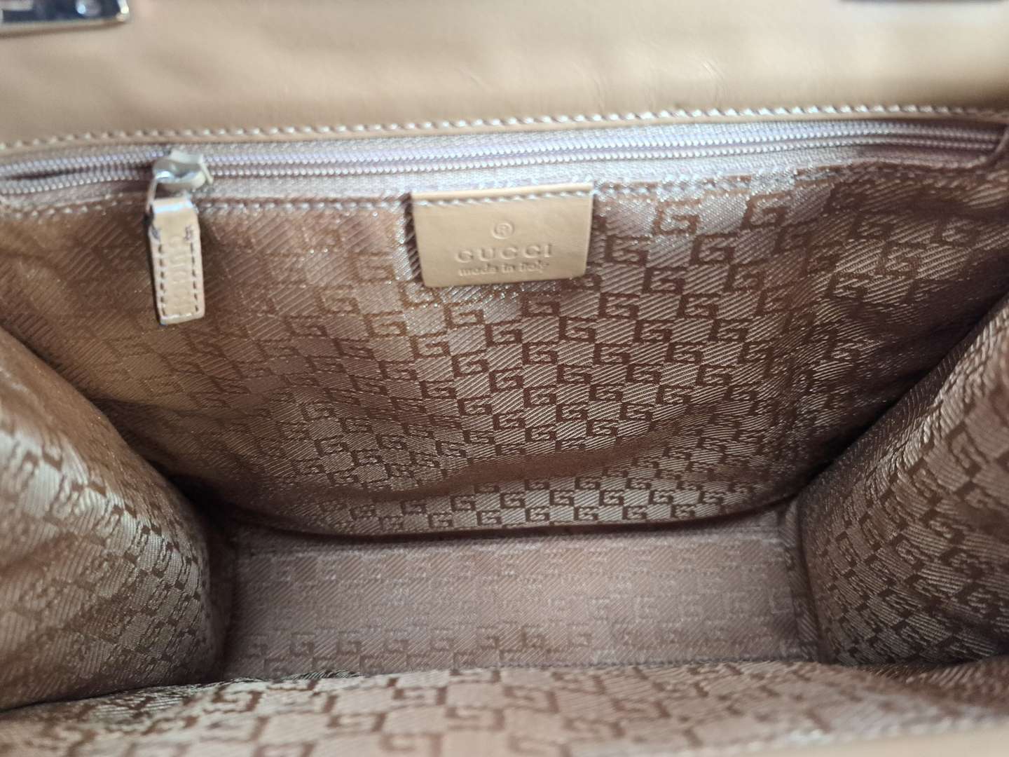 <p>Vintage Gucci handbag & purse Kelly Style</p>