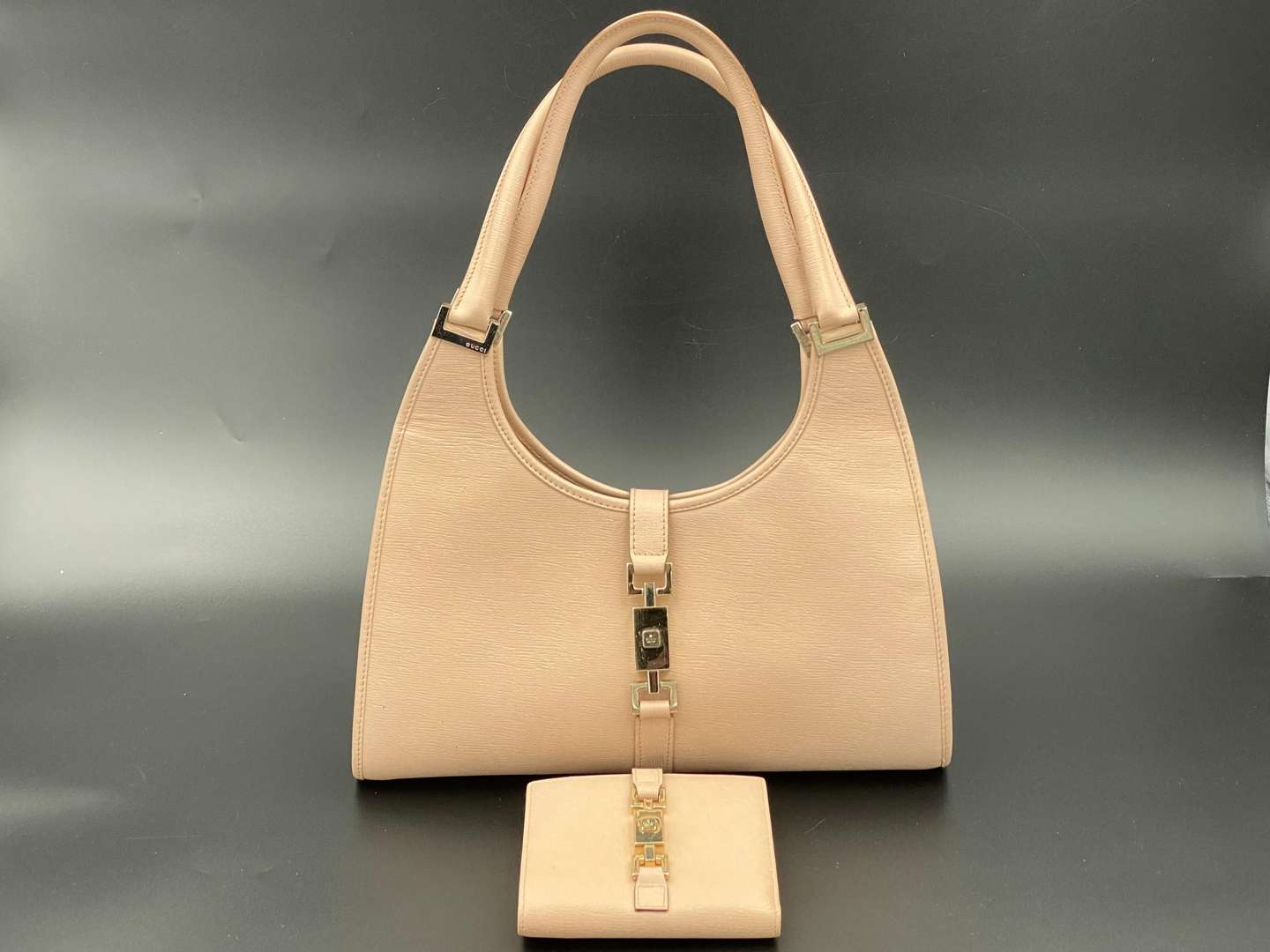 <p>Vintage Gucci baby pink leather handbag & purse</p>