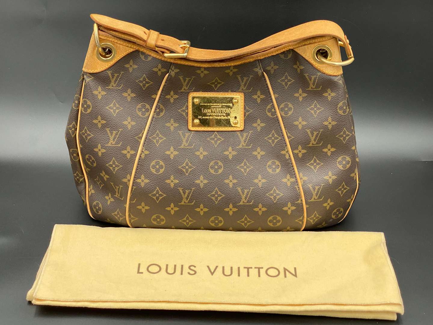 <p>Louis Vuitton Galliera LV monogram canvas with dustbag</p>