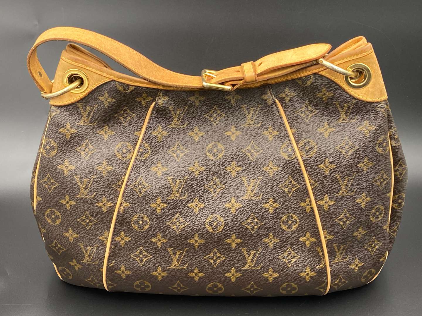 <p>Louis Vuitton Galliera LV monogram canvas with dustbag</p>