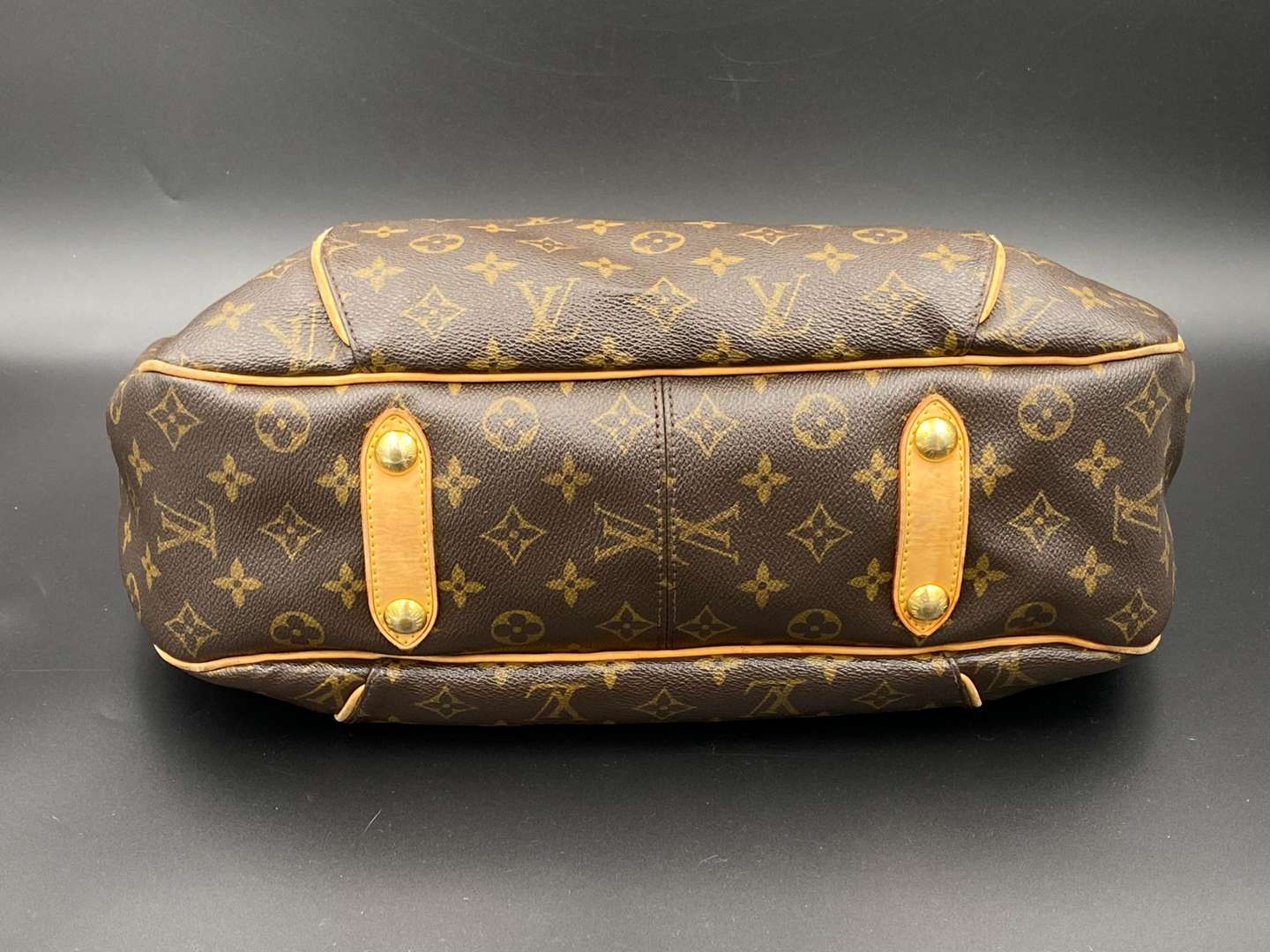 <p>Louis Vuitton Galliera LV monogram canvas with dustbag</p>