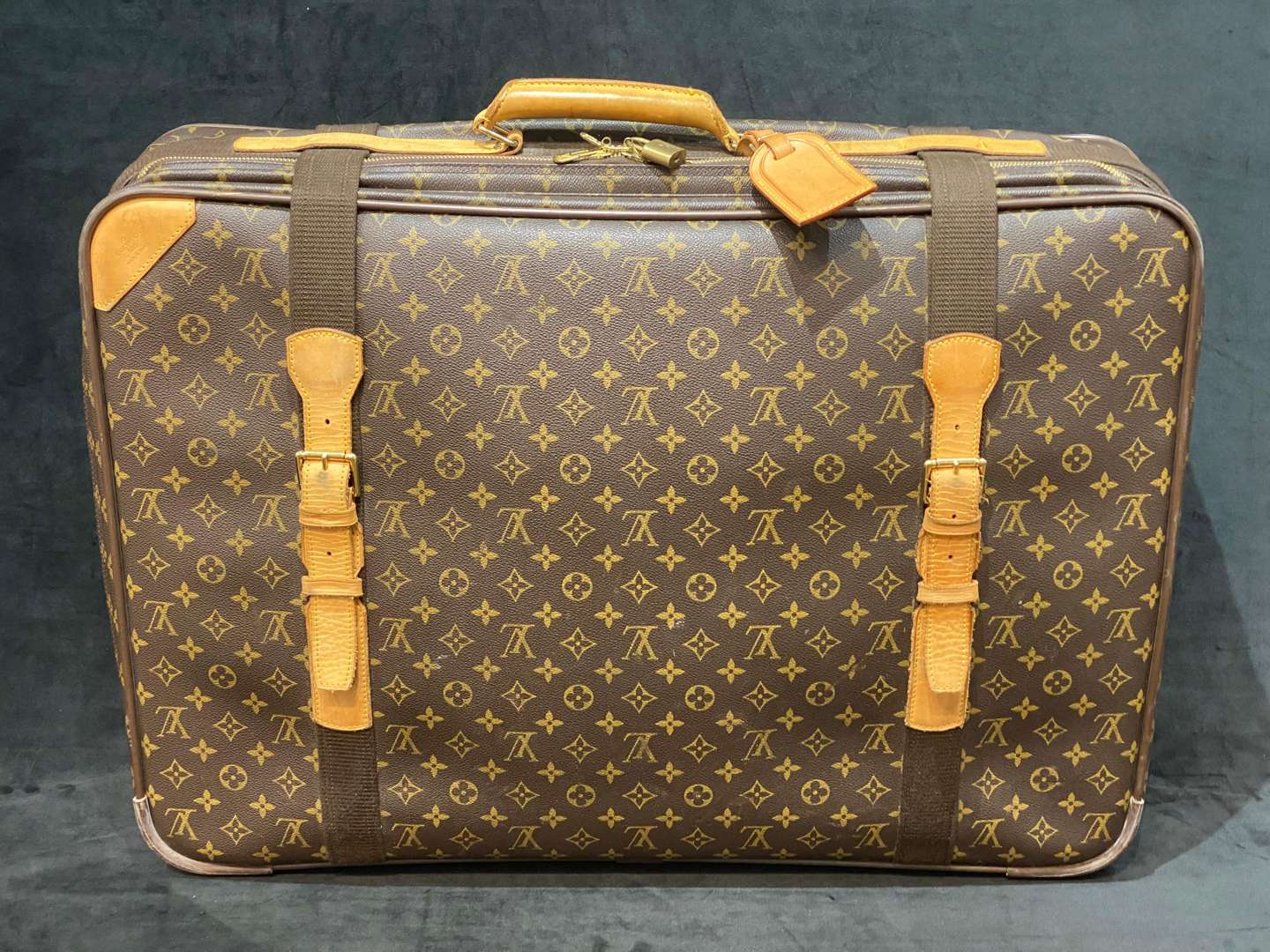 <p>LOUIS VUITTON Satellite 70 monogram suitcase</p>