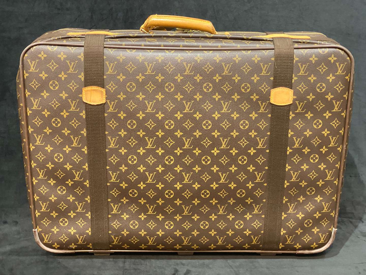 <p>LOUIS VUITTON Satellite 70 monogram suitcase</p>