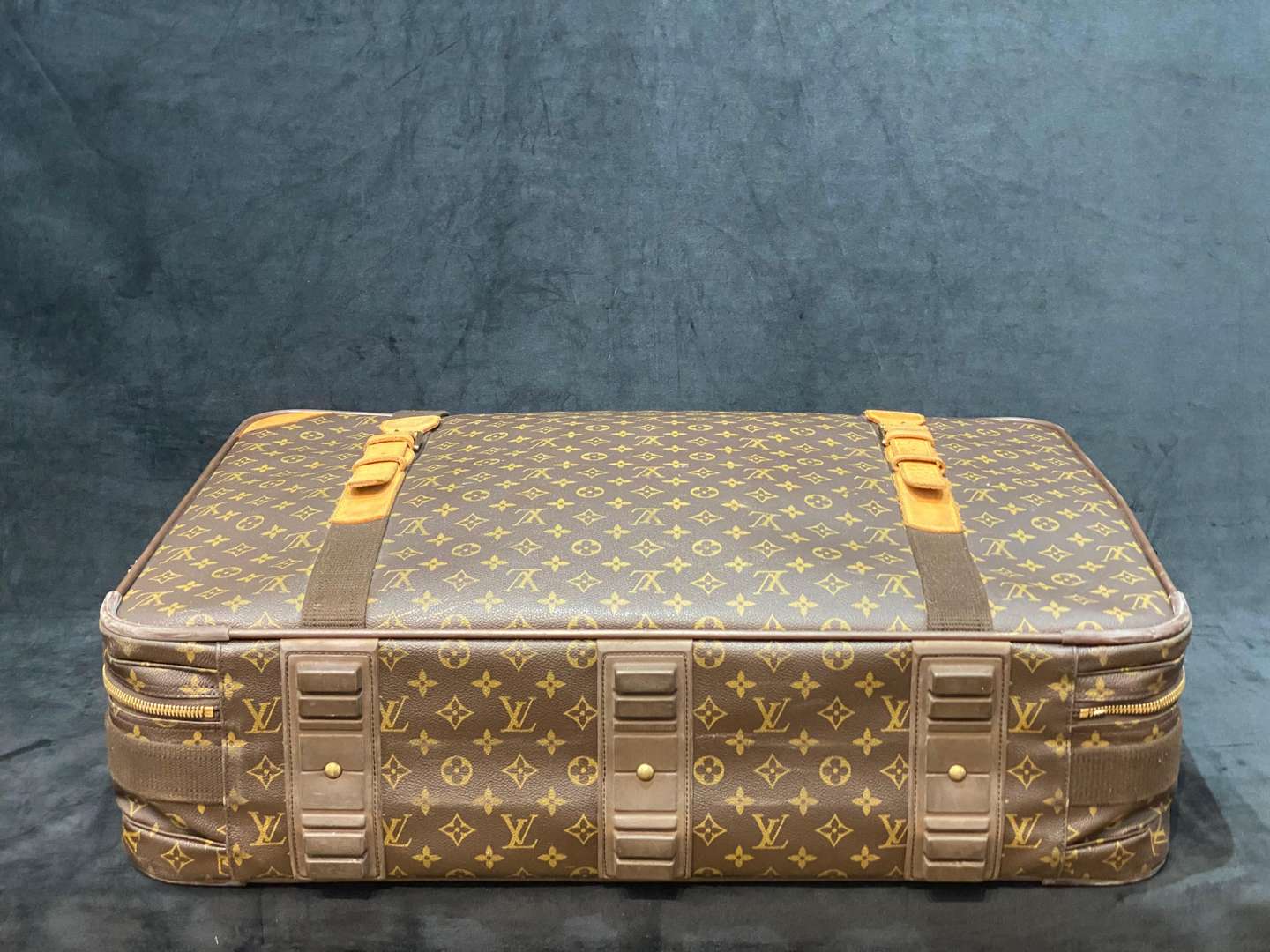 <p>LOUIS VUITTON Satellite 70 monogram suitcase</p>