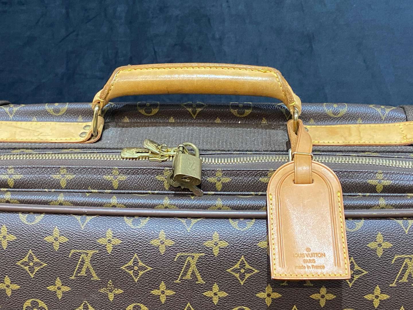 <p>LOUIS VUITTON Satellite 70 monogram suitcase</p>