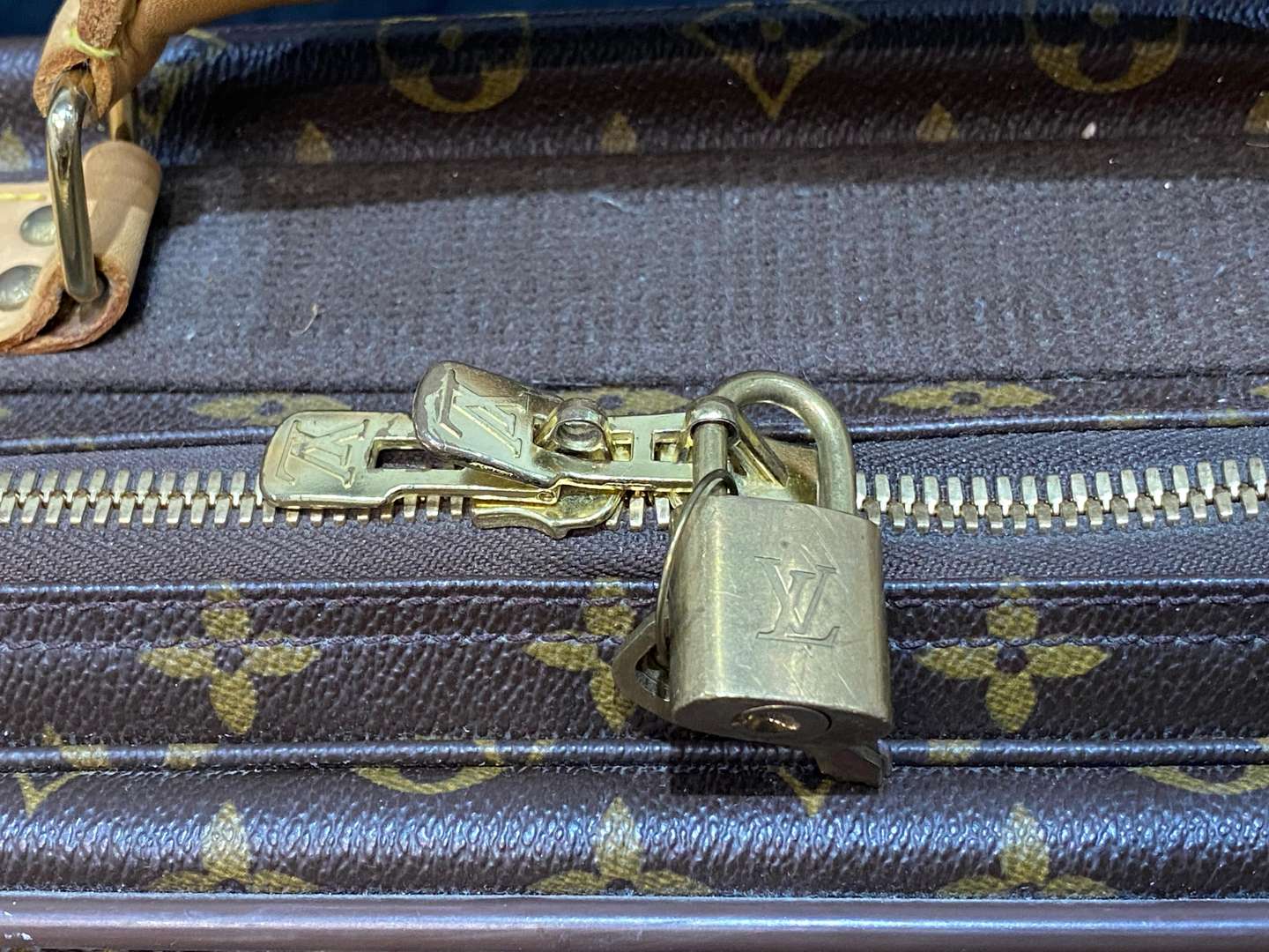 <p>LOUIS VUITTON Satellite 70 monogram suitcase</p>