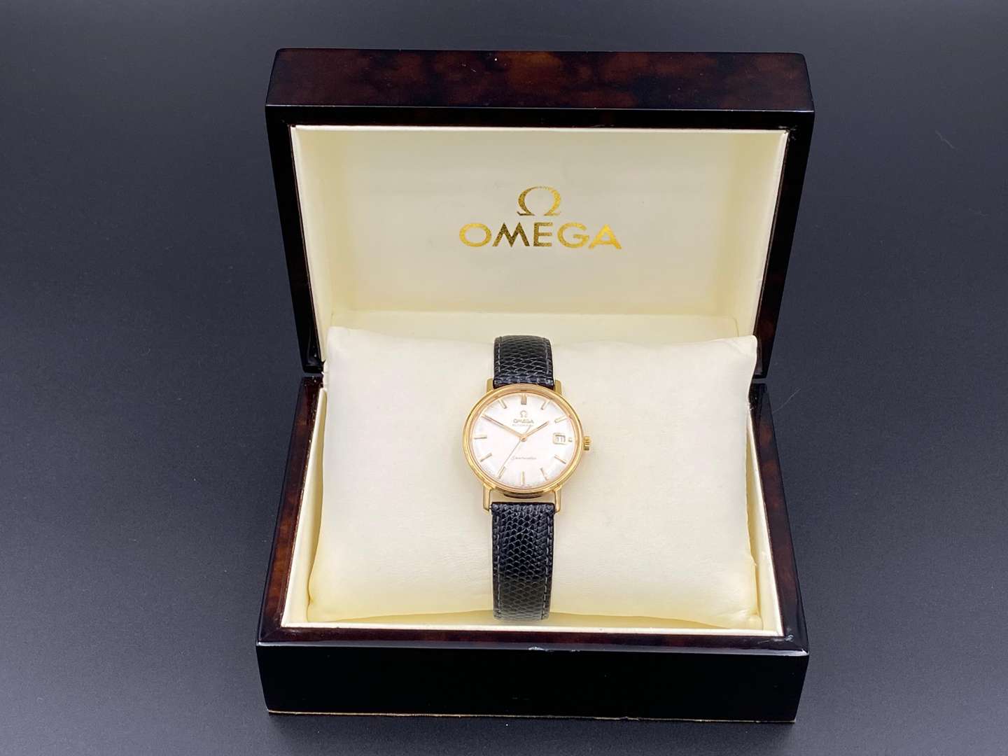 <p>OMEGA Seamaster 18ct gold centre seconds calendar wristwatch</p>