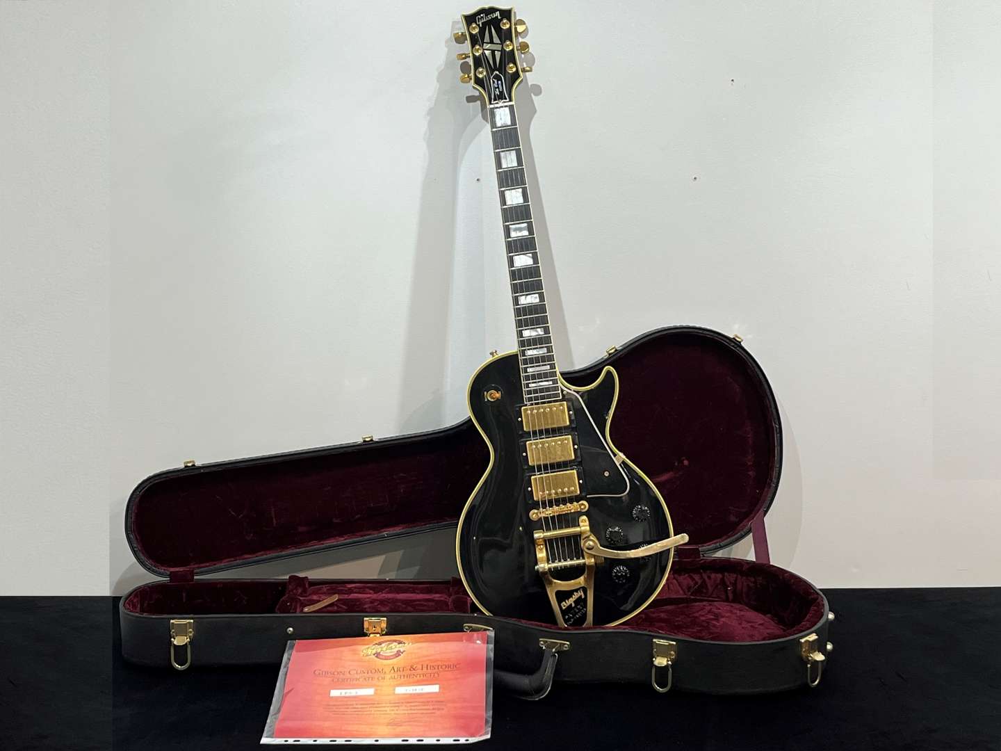 <p>GIBSON Jimmy Page Black Beauty Les Paul Custom guitar</p>