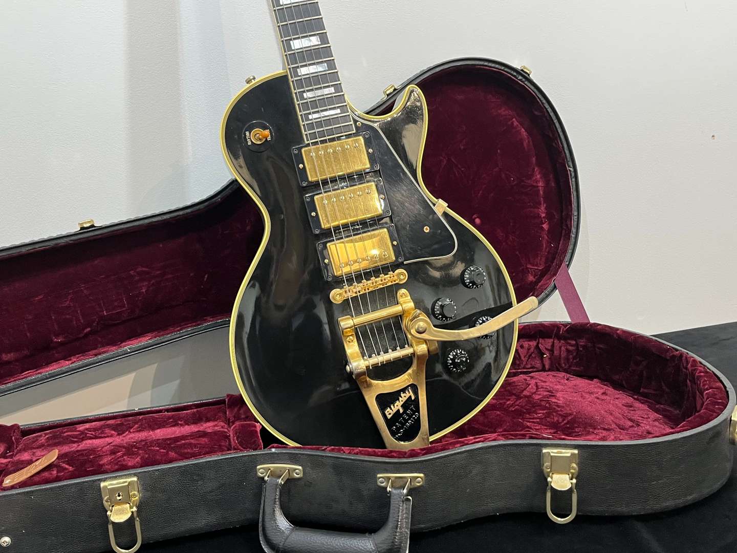 <p>GIBSON Jimmy Page Black Beauty Les Paul Custom guitar</p>