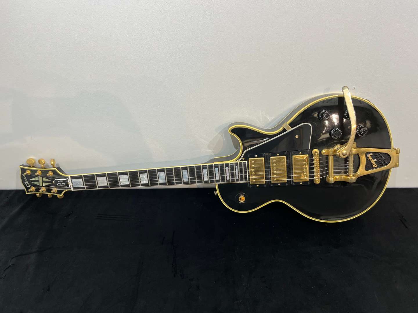 <p>GIBSON Jimmy Page Black Beauty Les Paul Custom guitar</p>