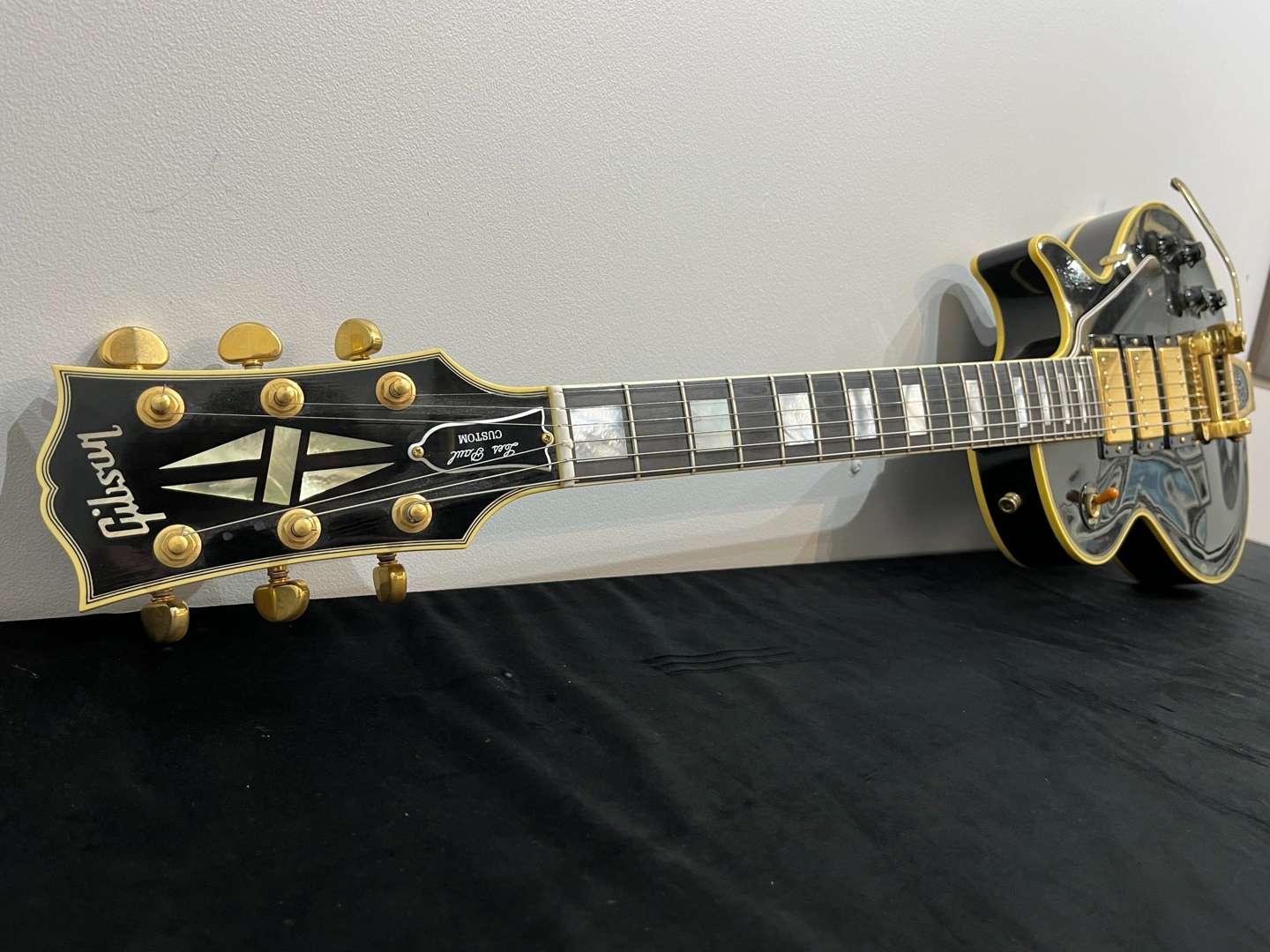 <p>GIBSON Jimmy Page Black Beauty Les Paul Custom guitar</p>