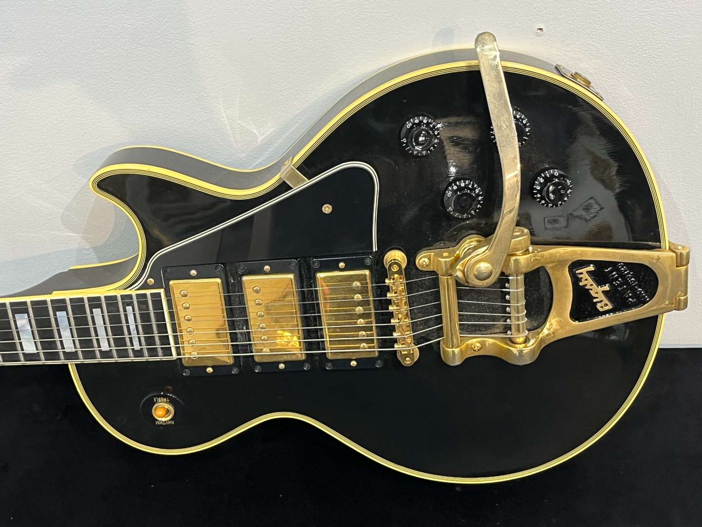 <p>GIBSON Jimmy Page Black Beauty Les Paul Custom guitar</p>