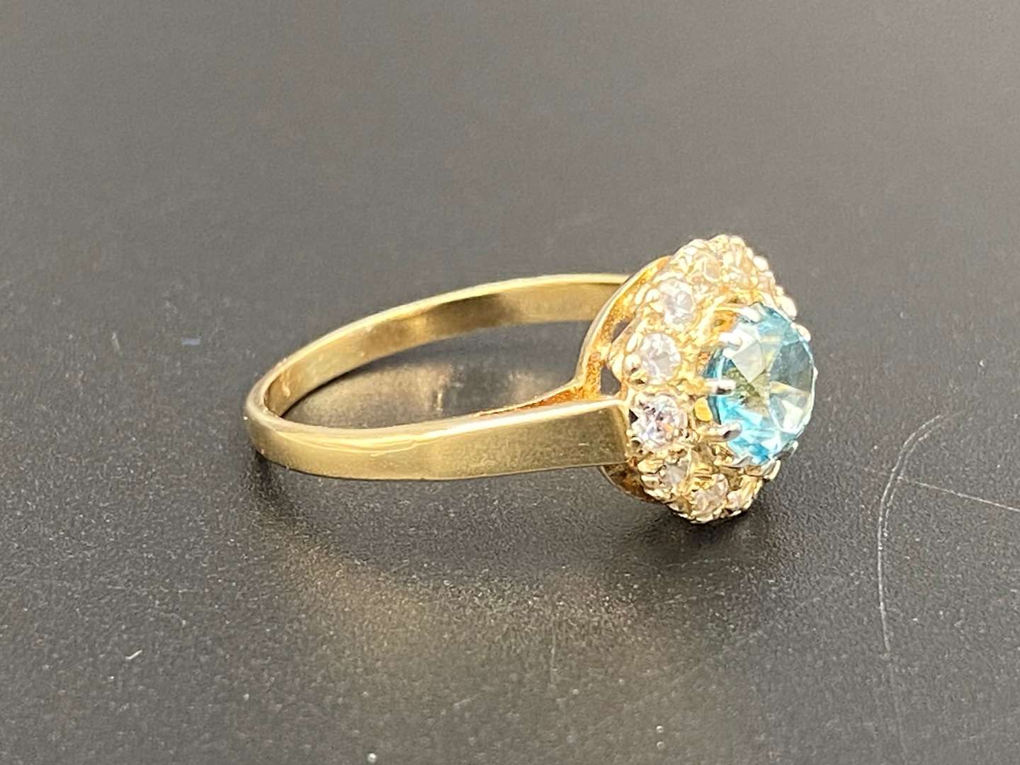 <p>White & blue stone 18ct gold cluster ring</p>