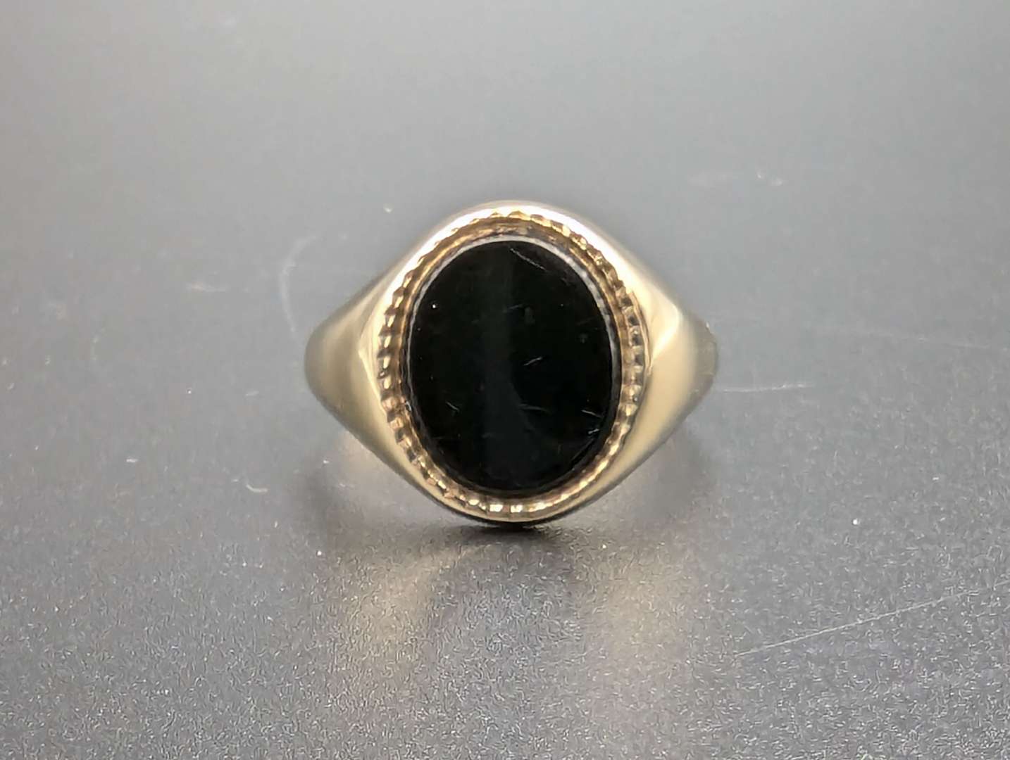 <p>Black Onyx & 9ct gold signet ring</p>