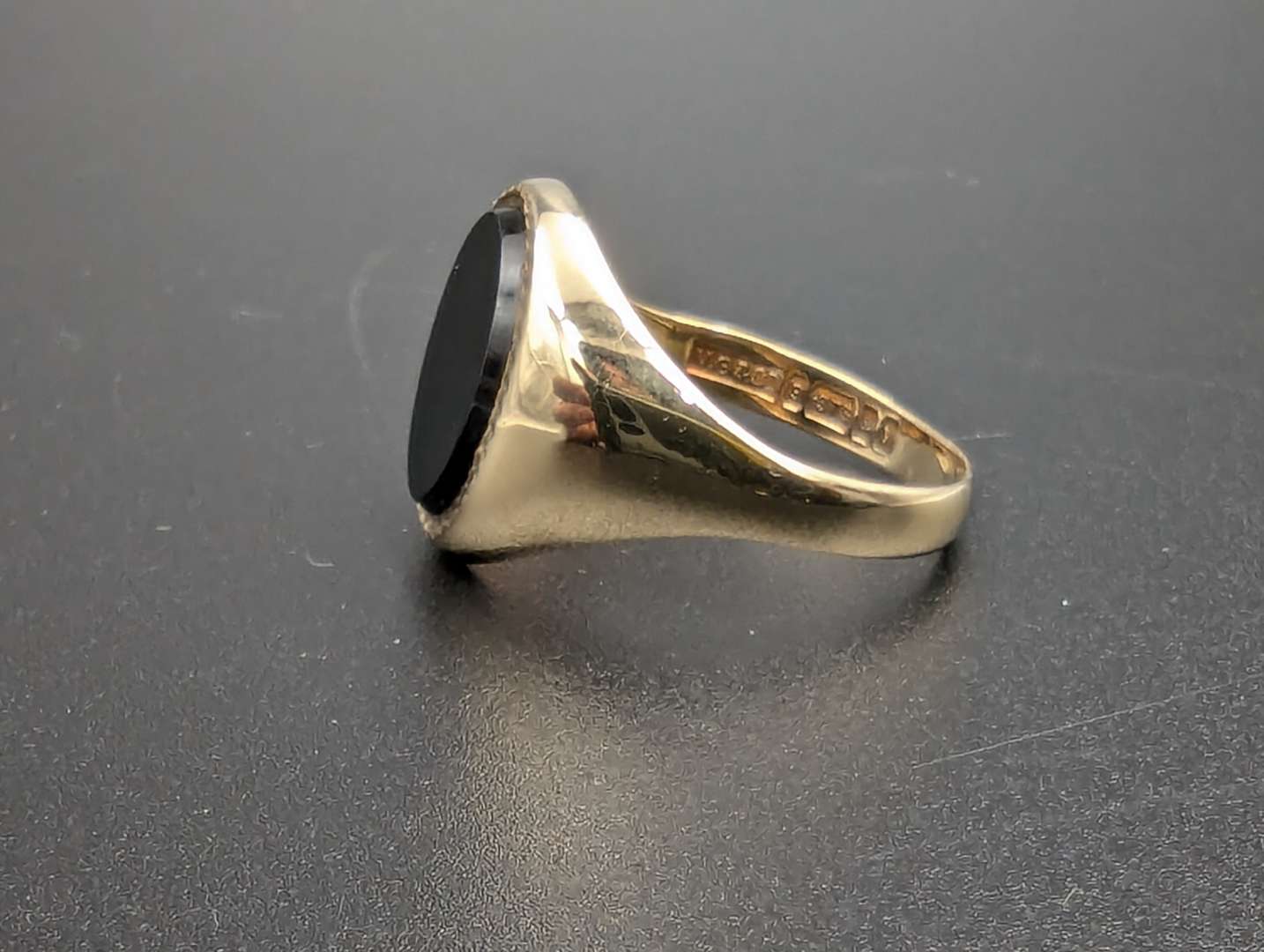 <p>Black Onyx & 9ct gold signet ring</p>