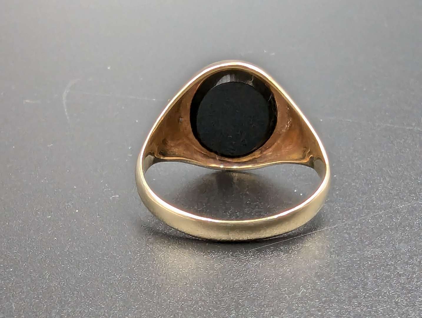 <p>Black Onyx & 9ct gold signet ring</p>