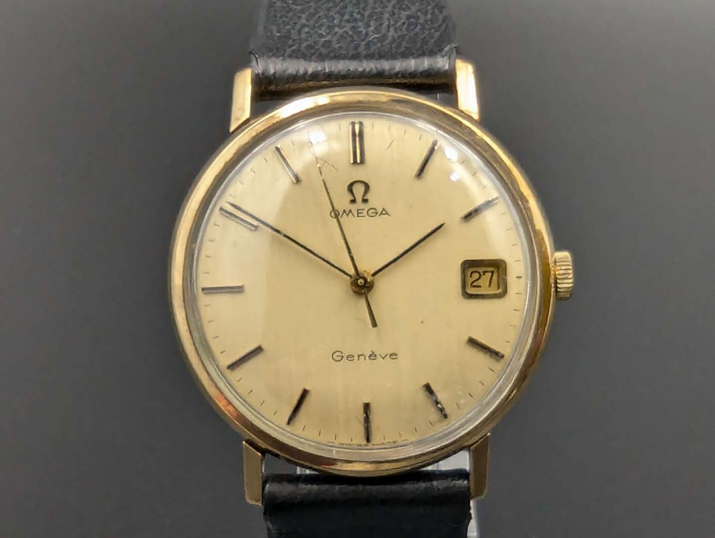 <p>OMEGA Geneve 9ct gold centre seconds calendar wrist watch</p>