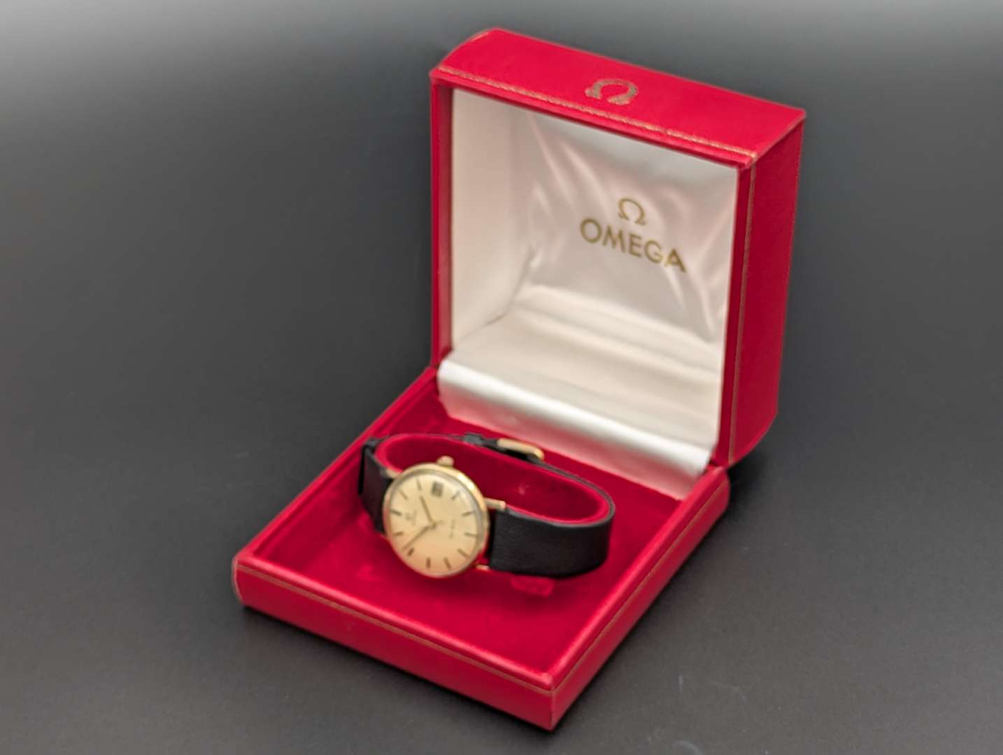 <p>OMEGA Geneve 9ct gold centre seconds calendar wrist watch</p>