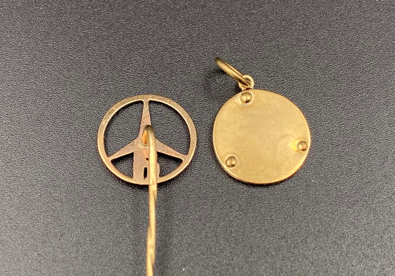 <p>MERCEDES-BENZ, unmarked yellow metal pendant and tiepin</p>