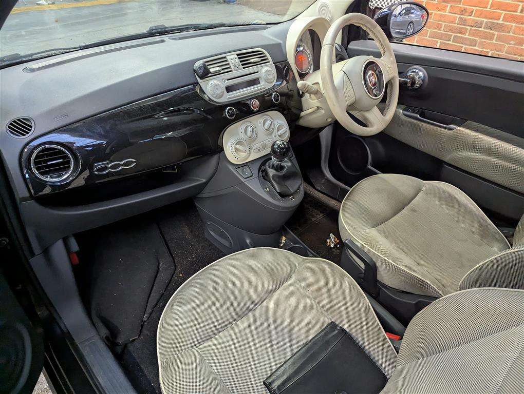 <p>2011 FIAT 500 LOUNGE</p>