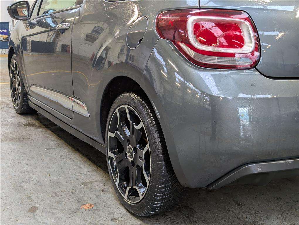 <p>2015 DS DS3 DSTYLE NAV PURETECH S</p>