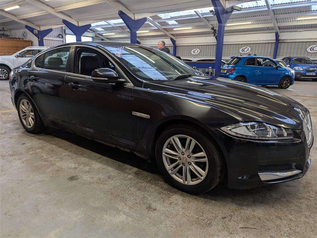 <p>2015 JAGUAR XF LUXURY D AUTO</p>