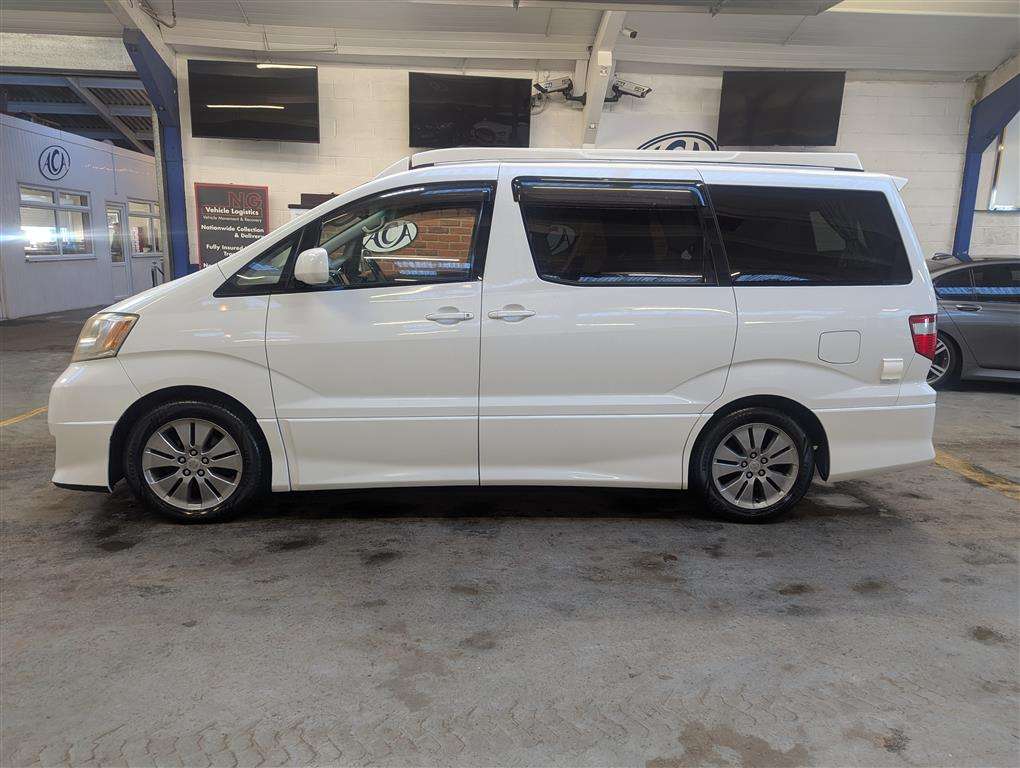 <p>2005 TOYOTA ALPHARD</p>