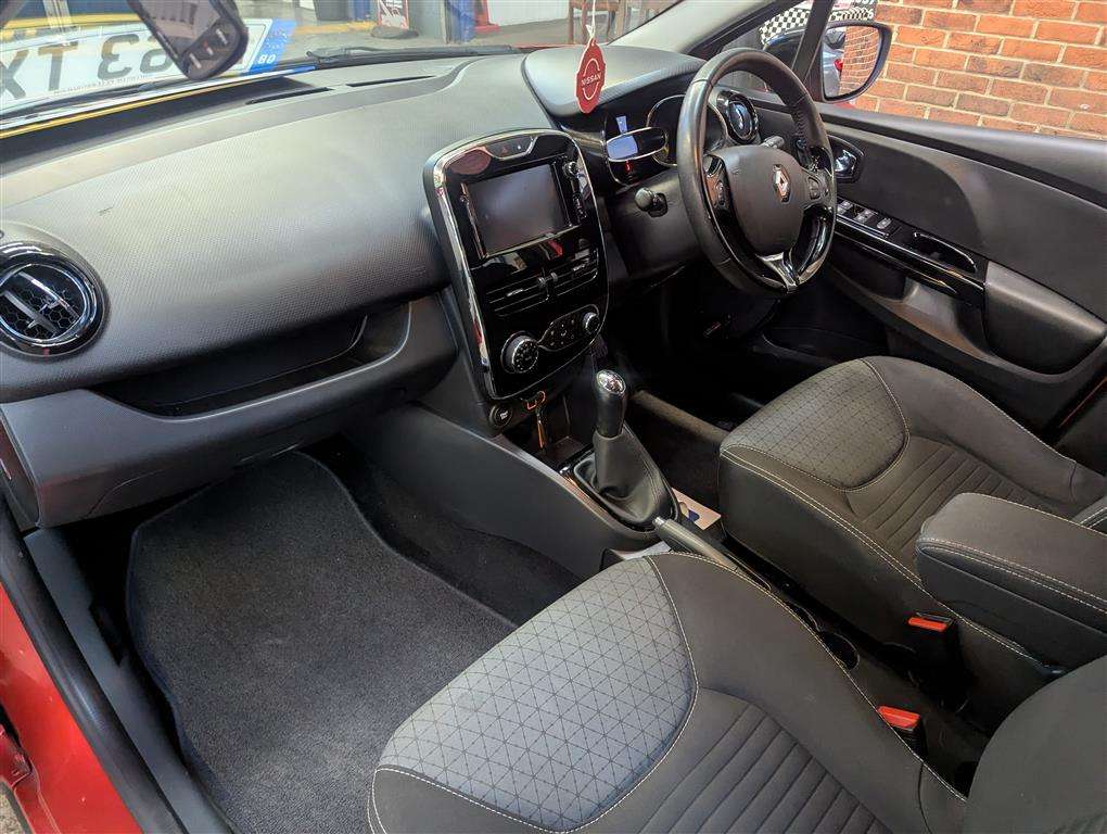 <p>2014 RENAULT CLIO D-QUE S M-NAV NRG TC</p>