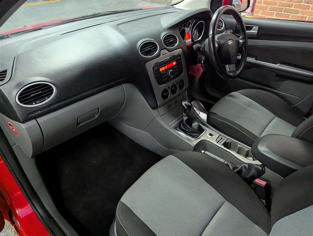 <p>2011 FORD FOCUS ZETEC</p>