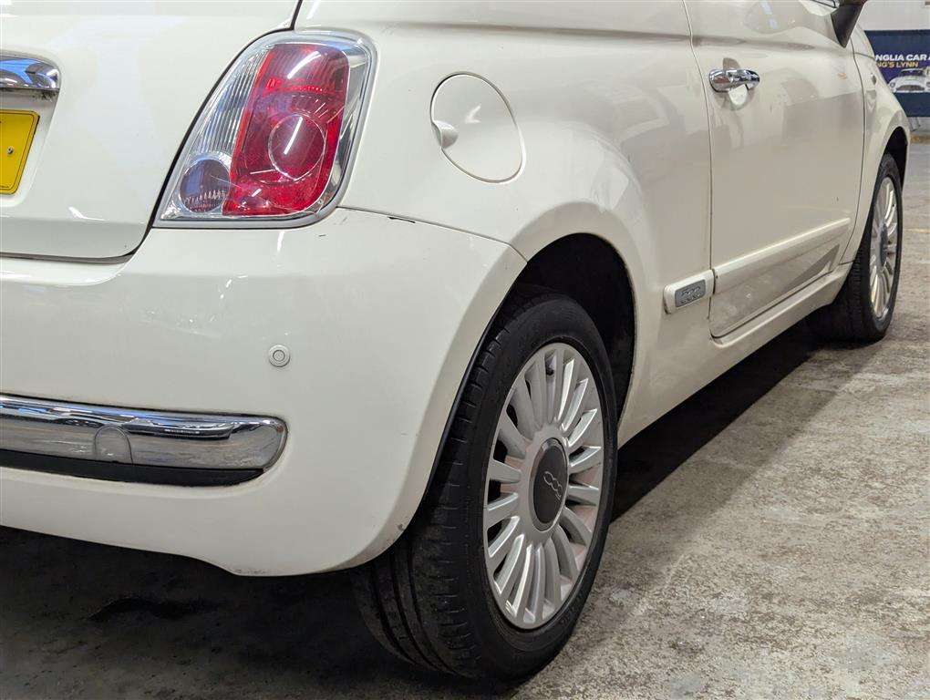 <p>2013 FIAT 500 LOUNGE RHD</p>