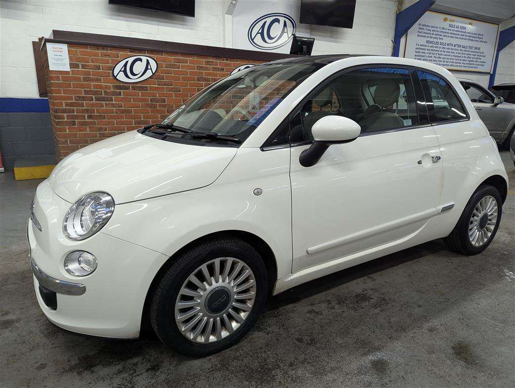 <p>2013 FIAT 500 LOUNGE RHD</p>