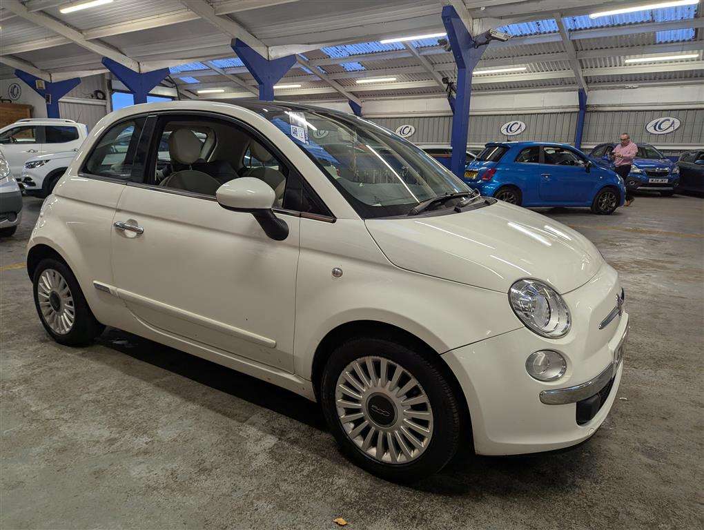 <p>2013 FIAT 500 LOUNGE RHD</p>