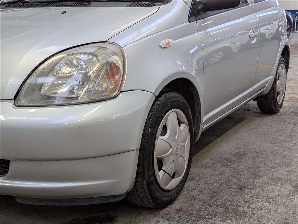 <p>2002 TOYOTA YARIS GLS</p>